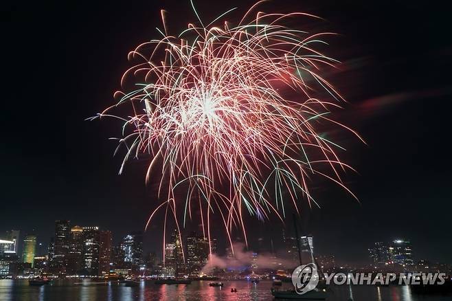 미국에서 독립기념일을 맞아 펼쳐진 불꽃놀이  [AP 연합뉴스 자료사진. 재판매 및 DB 금지]