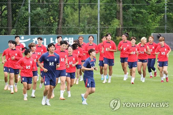 훈련하는 여자 축구 정예 멤버들 (파주=연합뉴스) 김주성 기자 = 2023 국제축구연맹(FIFA) 호주·뉴질랜드 월드컵에 나서는 여자축구 대표팀 선수들이 5일 오전 파주 국가대표팀트레이닝센터(NFC)에서 훈련하고 있다. 
    이날 발표한 최종 명단에 오른 선수들은 8일 서울월드컵경기장에서 아이티와 평가전을 치른 후 10일 결전의 땅 호주로 향한다. 2023.7.5 utzza@yna.co.kr