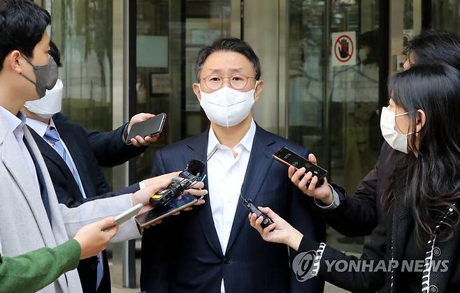 '뇌물수수 혐의' 김형준 전 부장검사 1심 선고 종료 (서울=연합뉴스) 임화영 기자 = 뇌물수수 혐의로 고위공직자범죄수사처(공수처)가 출범 후 처음 기소한 김형준 전 부장검사가 9일 오전 서울 서초구 중앙지법에서 열린 1심 선고를 마친 뒤 취재진의 질문에 답하고 있다. 2022.11.9 [공동취재] hwayoung7@yna.co.kr