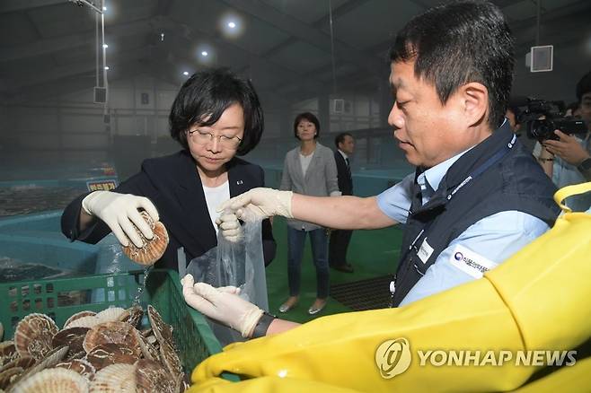 오유경 식약처장, 수입 수산물 안전관리 현장점검 (서울=연합뉴스) 오유경 식품의약품안전처장이 30일 강원 속초시 글로벌심층수 제2보세창고를 방문해 수입 수산물 방사능 검사 등 안전관리 실태 점검을 하고 있다. 2023.6.30 [식품의약품안전처 제공. 재판매 및 DB 금지] photo@yna.co.kr