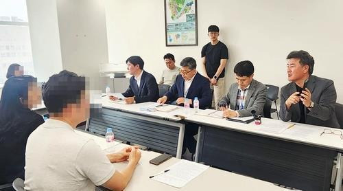 세종시·어린이집 학부모 대표 간담회 신임 원장과의 갈등으로 불거진 교사들의 집단 사퇴로 보육 공백을 빚는 세종시 한 국공립어린이집 학부모 대표들이 지난달 14일 세종시청 소회의실에서 시 관계자들과 대화하는 모습 [연합뉴스 자료사진]