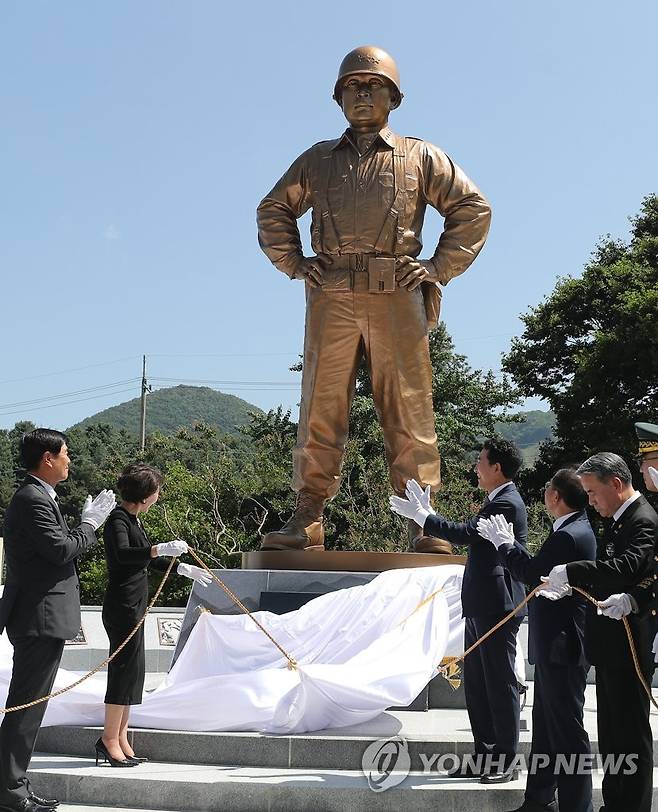 모습 드러낸 백선엽 장군 동상 (칠곡=연합뉴스) 윤관식 기자 = 5일 오후 경북 칠곡 다부동 전적 기념관에서 열린 고 백선엽 장군의 동상 제막식에서 박민식 보훈부 장관, 백선엽 장군의 장녀 백남희 여사, 이철우 경북도지사, 이종섭 국방부 장관, 국민의힘 윤재옥 원내대표 등 내빈들이 제막하고 있다. 2023.7.5 psik@yna.co.kr