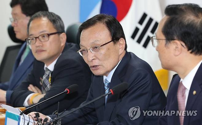발언하는 이해찬 대표 (서울=연합뉴스) 하사헌 기자 = 더불어민주당 이해찬 대표가 24일 오전 국회 의원회관에서 열린 확대간부회의에서 발언하고 있다. 2019.4.24 toadboy@yna.co.kr