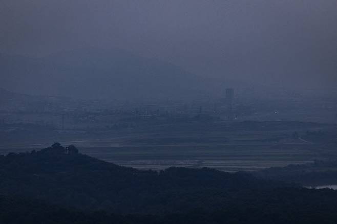 조명 없는 개성공단 일대의 어두운 모습. (사진=연합뉴스)