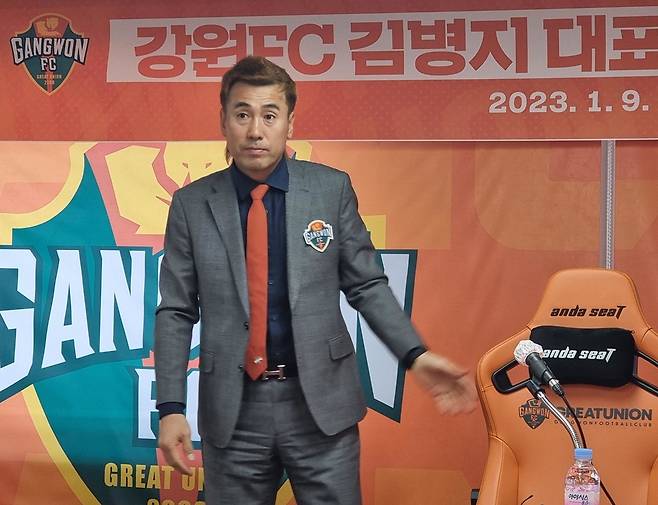 김병지 프로축구 강원FC 대표이사가 양현준과 만나 허심탄회하게 대화를 나눴다. (춘천=연합뉴스)