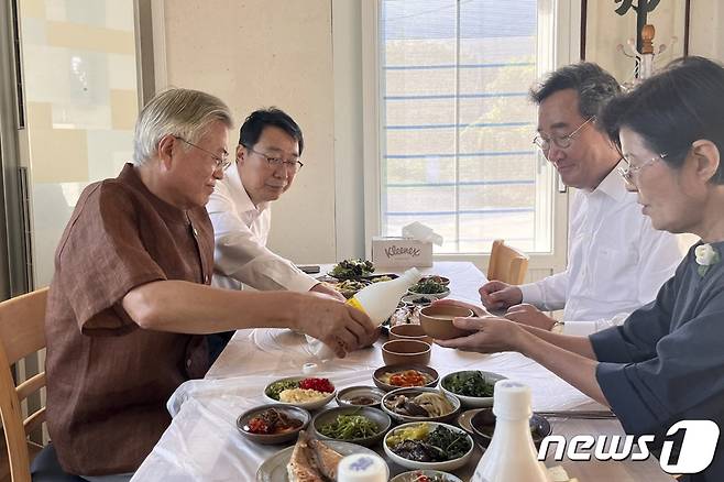 이낙연 전 더불어민주당 대표가 부인 김숙희 여사와 함께 5일 양산 평산마을을 찾아 문재인 전 대통령을 예방한 사진을 자신의 SNS에 공개했다. (이낙연 전 대표 SNS) 2023.7.5/뉴스1