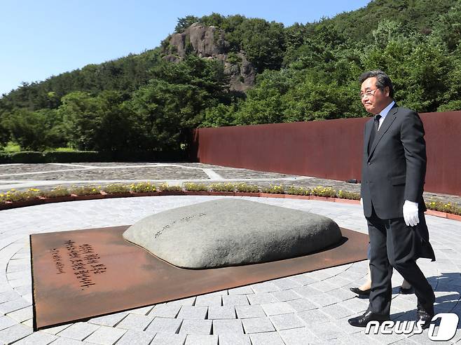 이낙연 전 더불어민주당 대표가 5일 오후 경남 김해시 진영읍 봉하마을을 찾아 고 노무현 전 대통령 묘역을 둘러보고 있다. 2023.7.5/뉴스1 ⓒ News1 윤일지 기자