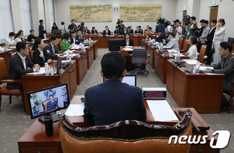 유기홍 국회 교육위원장이 서울 여의도 국회에서 열린 교육위원회 전체회의에서 발언 하고 있다. 교육위는 지난 6월 학교 폭력 피해 지원법안을 처리했다. 뉴스1 DB