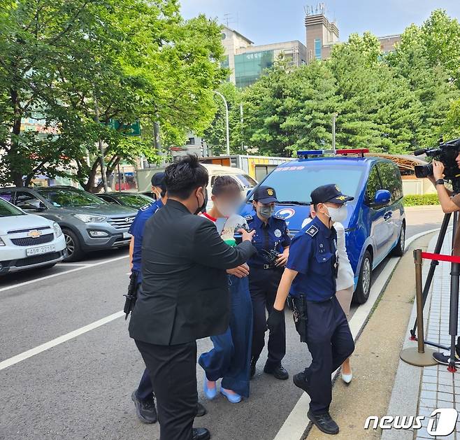 김봉현 전 스타모빌리티 회장의 세 번째 탈주 계획을 도운 김 전 회장 친누나 김모씨(50)가 구속 전 피의자심문을 받기 위해 6일 서울남부지법에 출석하고 있다. ⓒ 뉴스1 한병찬 기자