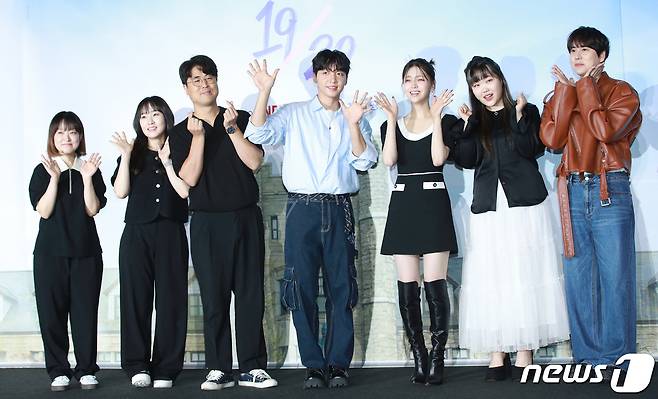 6일 서울 용산구 CGV 용산아이파크몰에서 열린 넷플릭스 새 예능 '열아홉 스물' 제작발표회에서 예능 주역들이 포즈를 취하고 있다. '열아홉 스물'은 열아홉의 마지막 일주일과 스물의 첫 일주일 그 사이, 아직은 서툴고 풋풋한 Z세대들의 특별한 성장의 순간을 기록한 청춘 리얼리티 예능 프로그램이다. 2023.7.6/뉴스1 ⓒ News1 권현진 기자