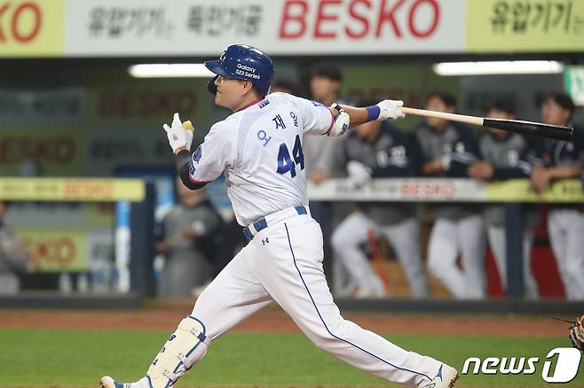 27일 오후 대구 삼성라이온즈파크에서 열린 프로야구 '신한은행 SOL 2023 KBO리그' 두산 베어스와 삼성 라이온즈의 경기, 7회말 2사 만루 상황 삼성 5번타자 오재일이 우중간 담장 넘어가는 역전 만루홈런을 때리고 있다. 2023.4.27/뉴스1 ⓒ News1 공정식 기자