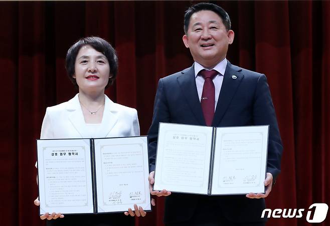 이은숙 한국공인중개사협회 대전 서구지회장(왼쪽)과 서철모 서구청장이 6일 대전 서구청에서 열린 전세피해 예방 업무협약 및 교육에서 업무협약을 체결한 뒤 기념촬영 하고 있다. 2023.7.6/뉴스1 ⓒ News1 김기태 기자