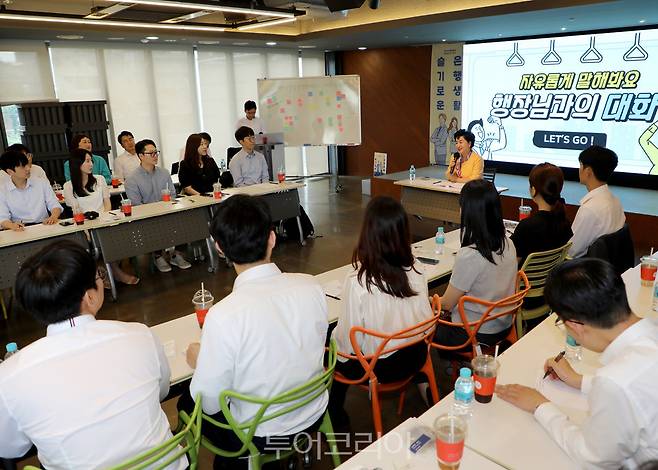 Sh수협은행 강신숙 은행장이 지난 5일, Z세대 행원들과 격 없는 소통을 주고받는 'CEO와의 대화 - 슬기로운 은행생활'을 진행했다. 사진은 강신숙 은행장과 주니어 직원들이 질의응답을 주고 받는 모습.