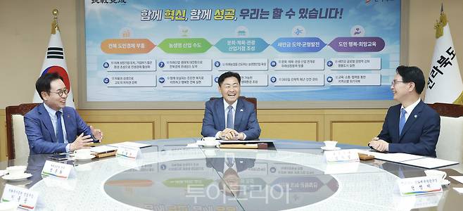 6일 전북 도청 회의실에서 &nbsp;김관영 전북도지사,HJ매그놀리아 신달순 대표이사, 심덕섭 고창군수가 고창 종합테마파크 건립을 위한 투자협약(MOU)&nbsp; 체결 후 담소를 나누고 있다.