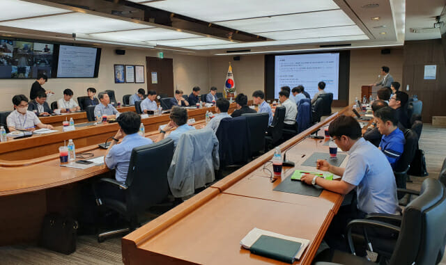 5일 남부발전 부산 본사에서 가스터빈 설비를 활용한 동기조상 모드 운전기술 확보를위해 유관기관 관계자들이 모여 회의를 하고 있다.