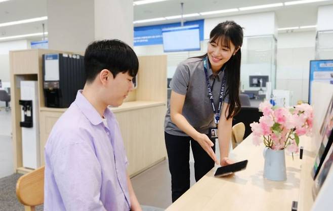 삼성전자서비스 휴대폰 엔지니어가 스마트폰 상담을 진행하는 모습 / [사진제공=삼성전자서비스]