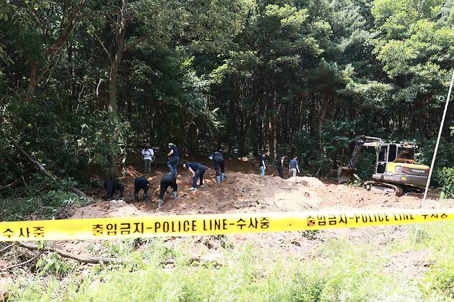 경기 용인시에서 2015년 3월께 태어난 아기를 친부와 외할머니가 함께 살해, 유기한 사건을 수사하는 경찰이 6일 오후 시신이 유기된 것으로 추정되는 용인시 처인구 양지면 소재 한 야산에서 수색 작업을 벌이고 있다. /경기남부경찰청