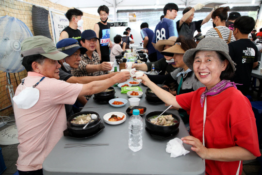 제3회 금산삼계탕축제가 7일~9일까지 금산세계인삼엑스포 광장에서 진행된다. 사진은 제2회 금산삼계탕축제에서 삼계탕을 즐기는 관광객 모습. 사진=금산군 제공