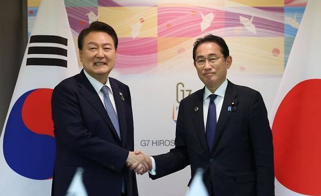 주요 7개국(G7) 정상회의 참관국 자격으로 일본을 방문 중인 윤석열 대통령이 5월 21일 히로시마 평화기념공원 국제회의장에서 열린 한일 정상회담에서 기시다 후미오 일본 총리와 악수하고 있다. ⓒ뉴시스