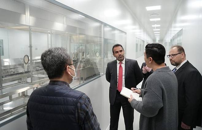 지난 2월 메디톡스 오송공장에서 두바이사이언스파크(DSP) 사절단 마르완 압둘 아지즈자나히 대표(좌측두번째)와 관계자들이 실사를 진행하고 있다. ⓒ메디톡스