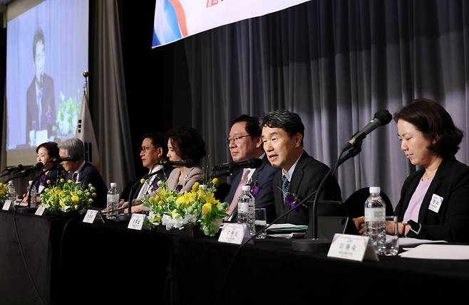 지난달 29일 부산 해운대구 파라다이스호텔에서 열린 한국대학교육협의회(대교협) 하계 대학 총장 세미나에서 이주호 부총리 겸 교육부
 장관(오른쪽에서 두 번째)이 대학 규제 완화와 지방대 지원 계획 등을 밝히고 있다. 장제국 대교협 회장(오른쪽에서 세 번째)은 
“고등교육 정책이 이제는 선진국형으로 과감히 바뀌어야 한다”고 강조했다. 교육부 제공