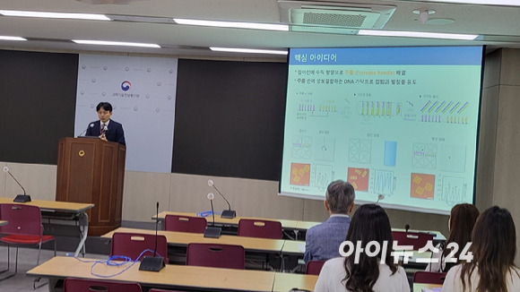 김도년 서울대 기계공학부 교수가 과기정통부 브리핑룸에서 관련 연구 결과를 설명하고 있다. [사진=정종오 기자]