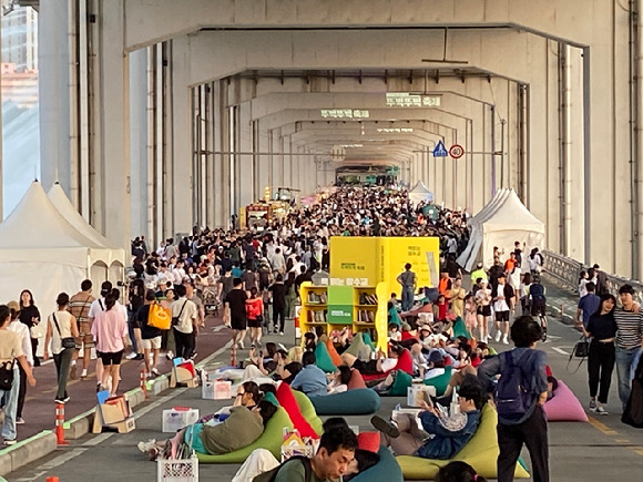 '차 없는 잠수교 축제'에서 시민들이 축제를 즐기고 있다. 서울시는 잠수교를 보행전용교로 만들기 위한 기획디자인 공모에 나섰다.  [사진=서울시]