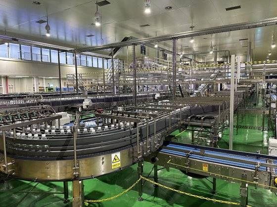 제주삼다수 공장 내부 전경. 사진 박영민