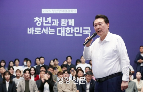 윤석열 대통령이 6일 서울 서초구 플로팅아일랜드 컨벤션홀에서 열린 청년정책 점검회의에서 발언하고 있다. 연합뉴스