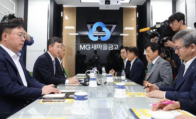 한창섭 행정안전부 차관(왼쪽에서 두번째)이 6일 오전 서울 종로구 교남동 새마을금고 경희궁지점을 방문해 금고 상황을 듣고 향후 개선방안에 대해 의견을 나누고 있다. 연합뉴스