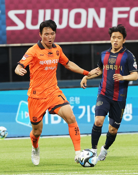 Gangwon FC's Yang Hyun-jun, left, dribbles the ball during a K League game against Suwon FC at Suwon Sports Complex in Suwon, Gyeonggi on June 25. [YONHAP]