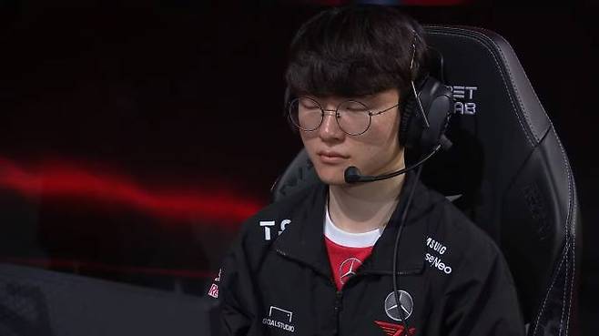 지난 2일 농심 레드포스와의 경기 중 밴픽 상황. 명상을 하고 있는 이상혁의 모습. LCK 유튜브