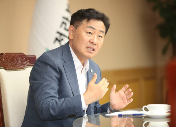 김관영 전북지사가 5일 전북도청 도지사 집무실에서 국민일보와 인터뷰하고 있다. 김 지사는 새만금 지역에 이차전지 특화단지 유치를 위해 총력을 기울이고 있다고 강조했다.