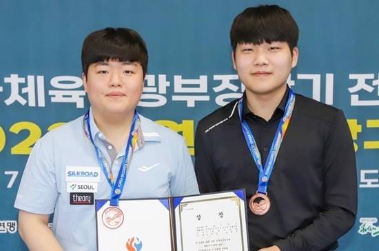 공동3위를 차지한 조명우(왼쪽)와 김회승이 시상식서 기념촬영하고 있다. (사진= 대한당구연맹)