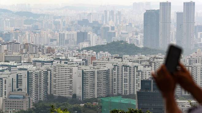 [서울=뉴시스] 김명년 기자 = 지난 1일 한국부동산원이 6월4주(26일 기준) 전국 주간 아파트가격 동향을 조사한 결과 전국 아파트 매매가격 변동률은 전주(-0.01%) 대비 0.01%포인트 오른 0.00%로 보합 전환했다. 하락세를 벗어난 것은 지난해 5월1주(5월2일) 이후 60주 만이다. 사진은 2일 서울 남산에서 바라본 도심 아파트의 모습. 2023.07.02