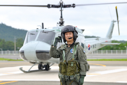 해군항공사령부 박기현 비행교관이 UH-1H 헬기 훈련를 마친 뒤 포즈를 취하고 있다. 사진 이승엽 중사 제공