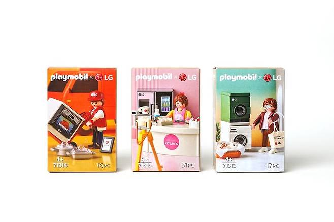 [서울=뉴시스] LG전자가 독일 유명 완구 브랜드 '플레이모빌(Playmobil)'과 협업해 만든 LG 가전 및 인물 피규어. (사진=LG전자) 2023.07.06. photo@newsis.com  *재판매 및 DB 금지