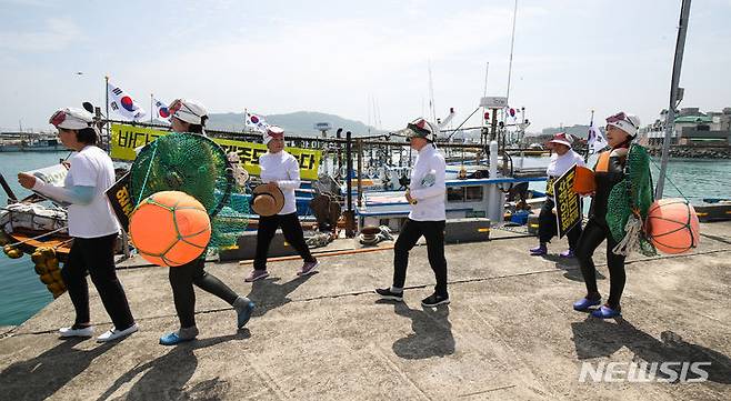 [제주=뉴시스] 우장호 기자 = 제주시 조천읍 함덕 어촌계와 선주회원, 해녀회원, 제주도 연합청년회 등으로 구성된 '내가 이순신이다 제주본부' 관계자들이 6일 오전 함덕리 정주항서 일본 후쿠시마 원전 오염수 방류 반대를 외치며 바다로 나가고 있다. 2023.07.06. woo1223@newsis.com