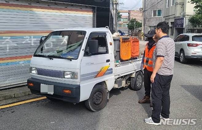 [전주=뉴시스]윤난슬 기자 = 전북 전주시는 지난 1일부터 시행된 청소 권역 수거 안정화를 위해 현장점검을 강화할 계획이라고 6일 밝혔다.(사진=전주시 제공)