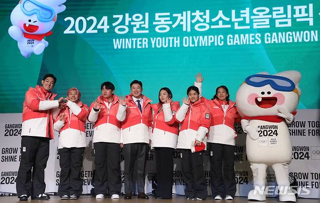 [서울=뉴시스] 김선웅 기자 = 진종오 강원 2024 공동조직위원장이 6일 서울 송파구 올림픽파크텔에서 열린 2024 강원동계청소년올림픽대회 G-200 계기 성공개최 기원행사에서 운영인력 유니폼을 소개하고 있다. 왼쪽부터 홍보대사 박주원, 곽윤기, 봅슬레이 소재환 선수, 진종오·공동 조직위원장, 청소년 서포터즈 조윤선 양, 홍보대사 박선영. 2023.07.06. mangusta@newsis.com