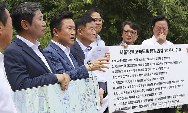 [양평=뉴시스] 최진석 기자 = 국회 국토교통위원회 더불어민주당 간사 최인호(왼쪽 세번째) 의원이 6일 경기 양평군 강상면 고속도로 종점 인근에서 발언을 하고 있다. 이날 더불어민주당 서울양평고속도로특혜의혹 진상규명TF는 윤석열 대통령 처가 특혜 의혹 '서울-양평 고속도로 종점 변경' 관련 현장을 방문했다. 2023.07.06. myjs@newsis.com