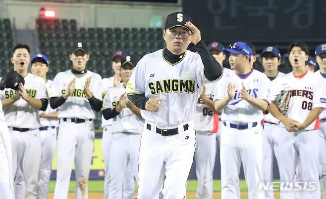 [서울=뉴시스] 조수정 기자 = 15일 오후 서울 송파구 잠실야구장에서 열린 2022 KBO 퓨처스리그 올스타전, 3-2로 승리한 남부리그 상무 박치왕 감독이 시상대로 달려나오고 있다. 2022.07.15.