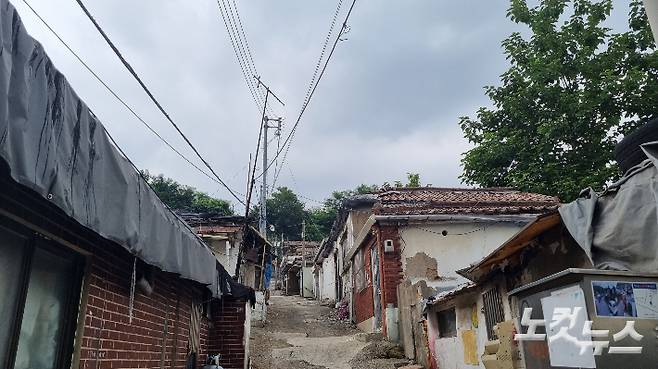 서울 노원구 중계동 백사마을 모습. 낡은 집들이 가파른 경사로 주변에 매우 좁게 들어차있다. 양형욱 기자