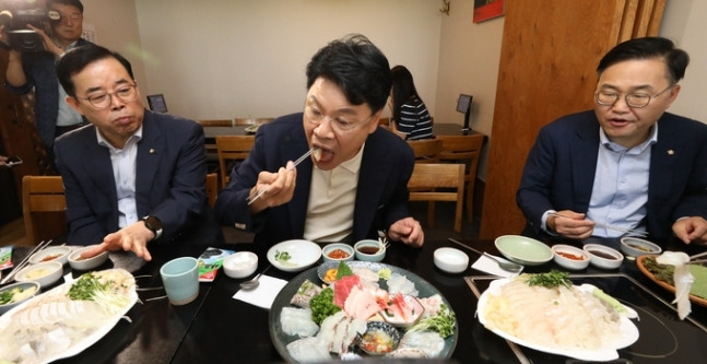 장제원 국회 과학기술정보방송통신위원회 위원장(가운데)과 과방위 소속 국민의힘 의원들이 지난 3일 오전 서울 동작구 노량진수산시장을 찾아 회를 먹고 있다. 뉴시스