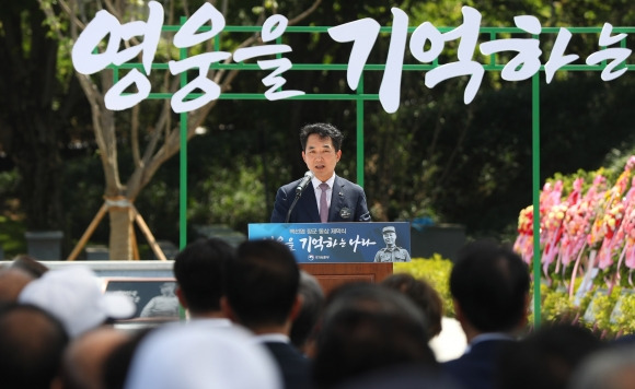 박민식 국가보훈부 장관이 5일 오후 경북 칠곡군 다부동전적기념관에서 열린 ‘고 백선엽 장군 동상 제막식 및 3주기 추모식’에서 기념사를 하고 있다. 2023.07.5 뉴시스