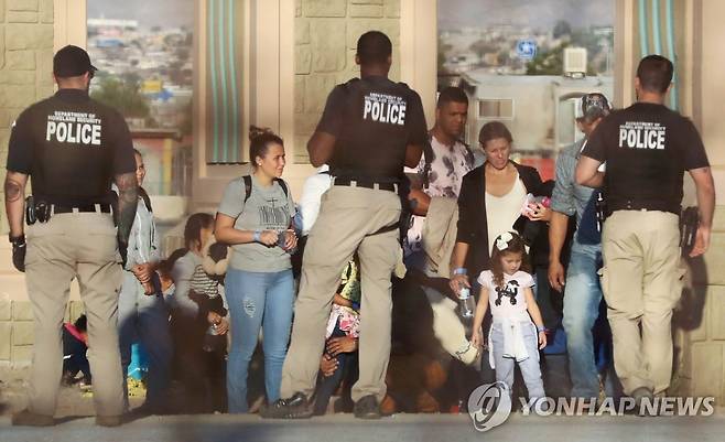 멕시코 국경에 배치된 미국 국토안보부 소속 경찰 [AFP 연합뉴스 자료사진/Getty Images제공]