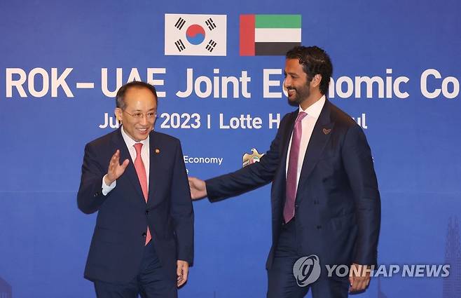 한-UAE 경제공동위 (서울=연합뉴스) 신준희 기자 = 6일 소공동 롯데호텔에서 열린 제8차 한-UAE 경제공동위원회 회의를 앞둔 추경호 경제부총리 겸 기획재정부 장관과 압둘라 빈 UAE 경제부 장관이 인사를 하고 있다. 2023.7.6 hama@yna.co.kr