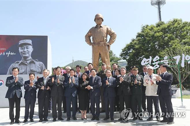 백선엽 장군 동상 제막  2023년 7월 5일 오후 경북 칠곡 다부동 전적 기념관에서 열린 고 백선엽 장군의 동상 제막식에서 박민식 보훈부 장관, 백선엽 장군의 장녀 백남희 여사, 이철우 경북도지사, 이종섭 국방부 장관 등이 기념촬영을 하고 있다.
 [연합뉴스 자료사진]