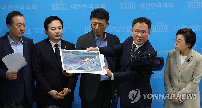 기자 질문에 답하는 백원국 국토교통부 제2차관 (서울=연합뉴스) 하사헌 기자 = 백원국 국토교통부 제2차관이 6일 오전 서울 여의도 국회 소통관에서 '서울~양평 고속도로에 대한 가짜뉴스' 관련 국민의힘 국토교통위원회 실무 당정협의회 결과 브리핑이 끝난 뒤 기자들의 질문에 답하고 있다. 2023.7.6 toadboy@yna.co.kr