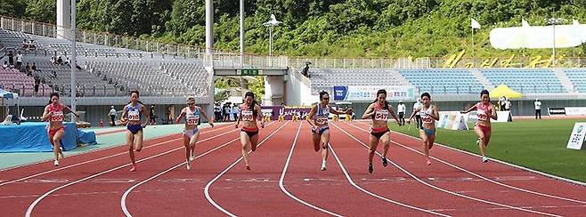 한국 육상 여자 100ｍ 현역 최가 김다은(오른쪽 세 번째) [대한육상연맹 제공. 재판매 및 DB금지]